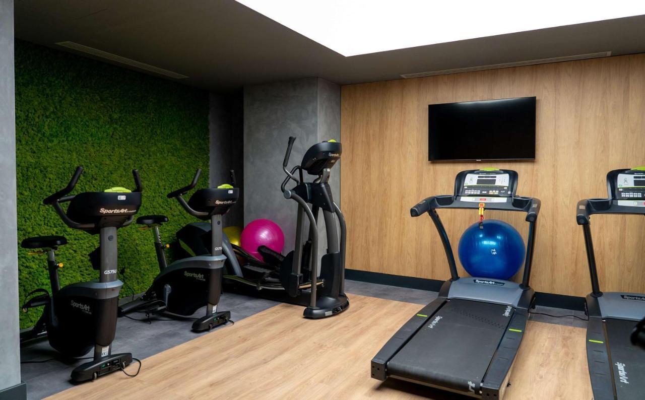 Radisson Blu Aurum Hotel, Braşov Exteriör bild The gym at the hotel