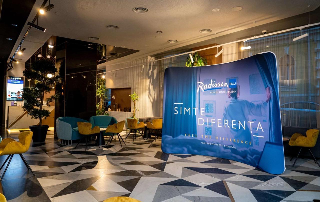 Radisson Blu Aurum Hotel, Braşov Exteriör bild A curved tension fabric display