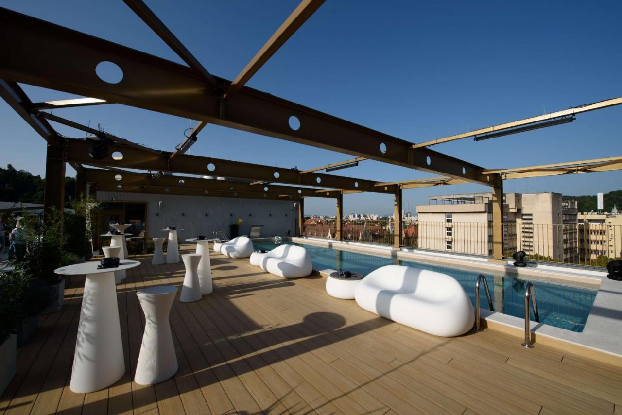 Radisson Blu Aurum Hotel, Braşov Exteriör bild The rooftop pool at the Hotel