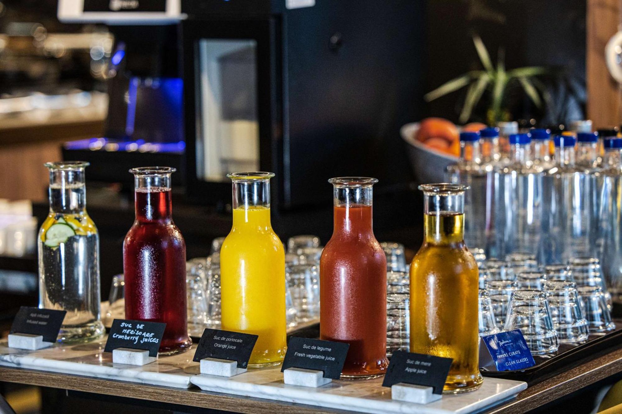 Radisson Blu Aurum Hotel, Braşov Exteriör bild Juices at a buffet