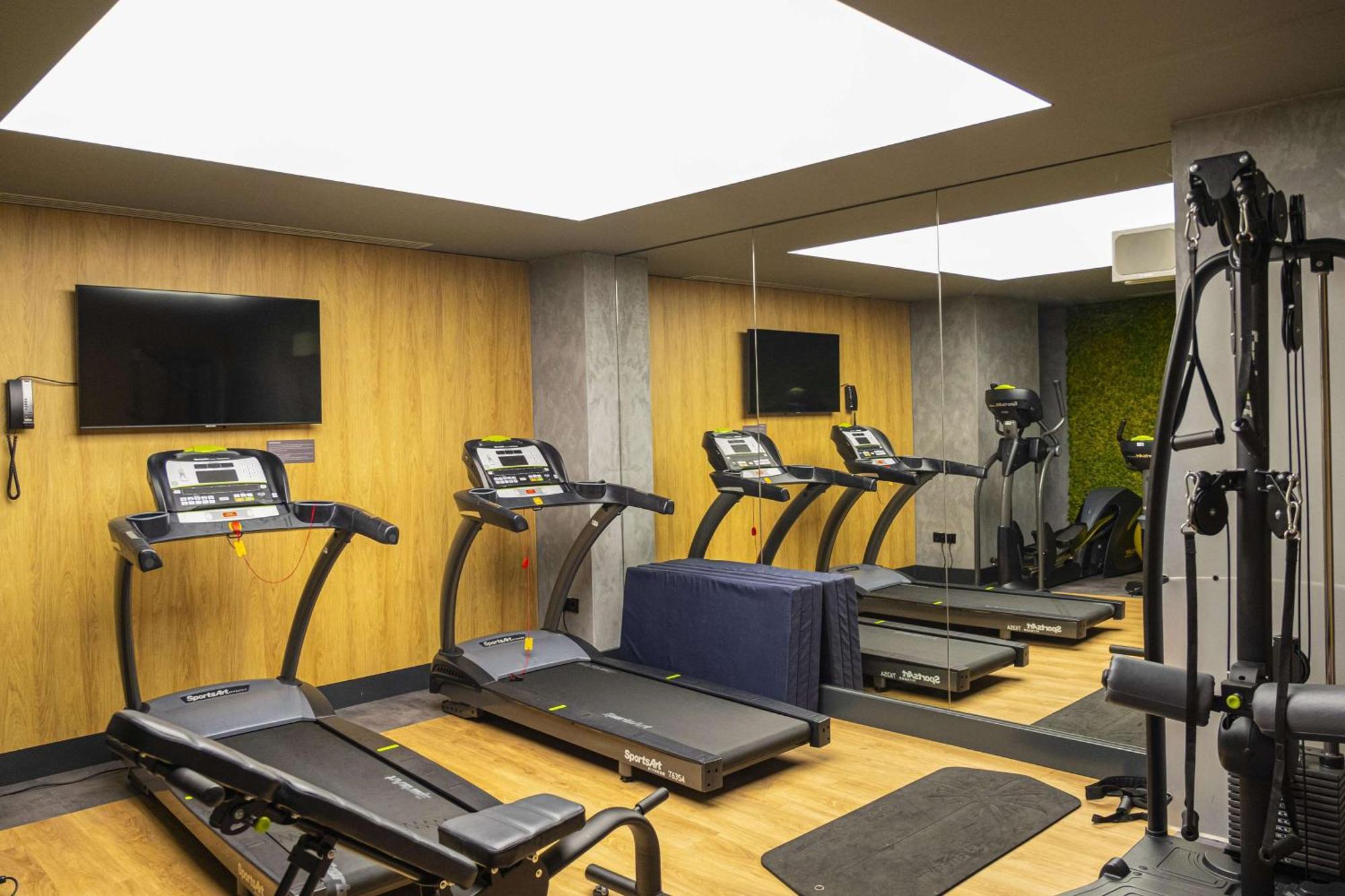 Radisson Blu Aurum Hotel, Braşov Exteriör bild The gym at the hotel