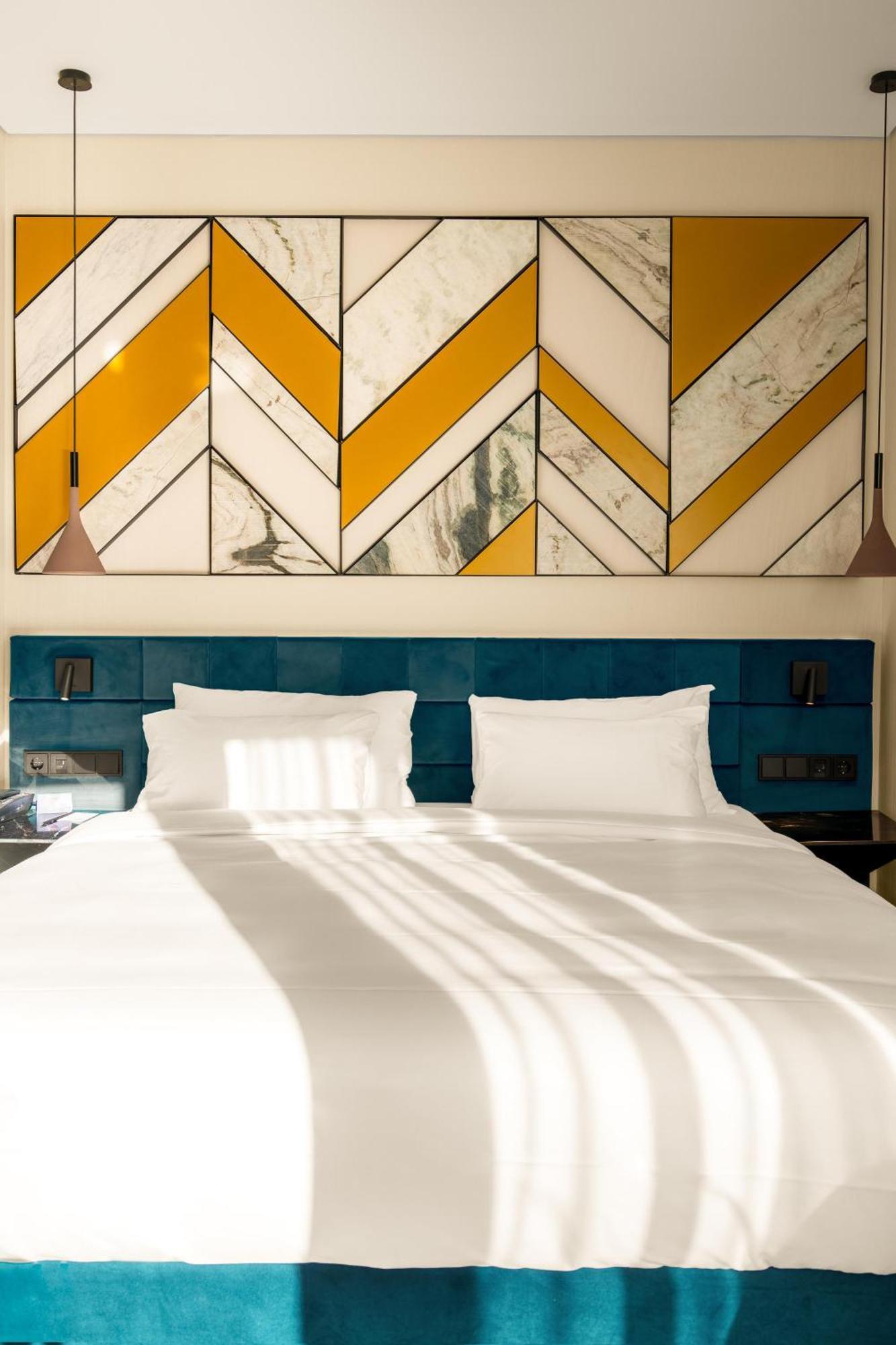 Radisson Blu Aurum Hotel, Braşov Exteriör bild A bed with two pillows