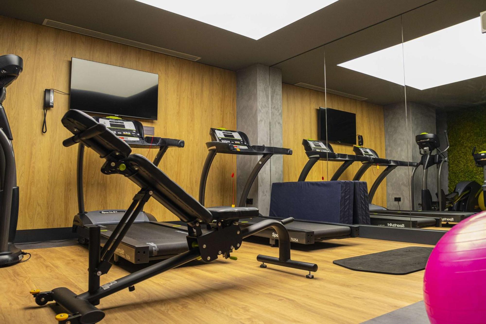 Radisson Blu Aurum Hotel, Braşov Exteriör bild The gym at the hotel