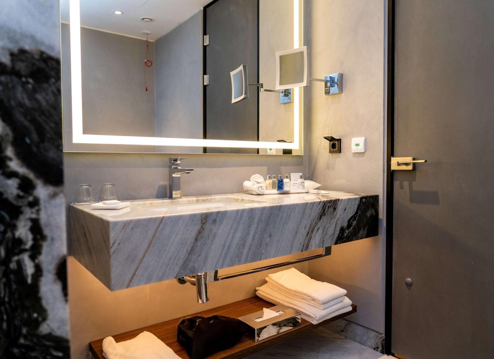 Radisson Blu Aurum Hotel, Braşov Exteriör bild Bathroom