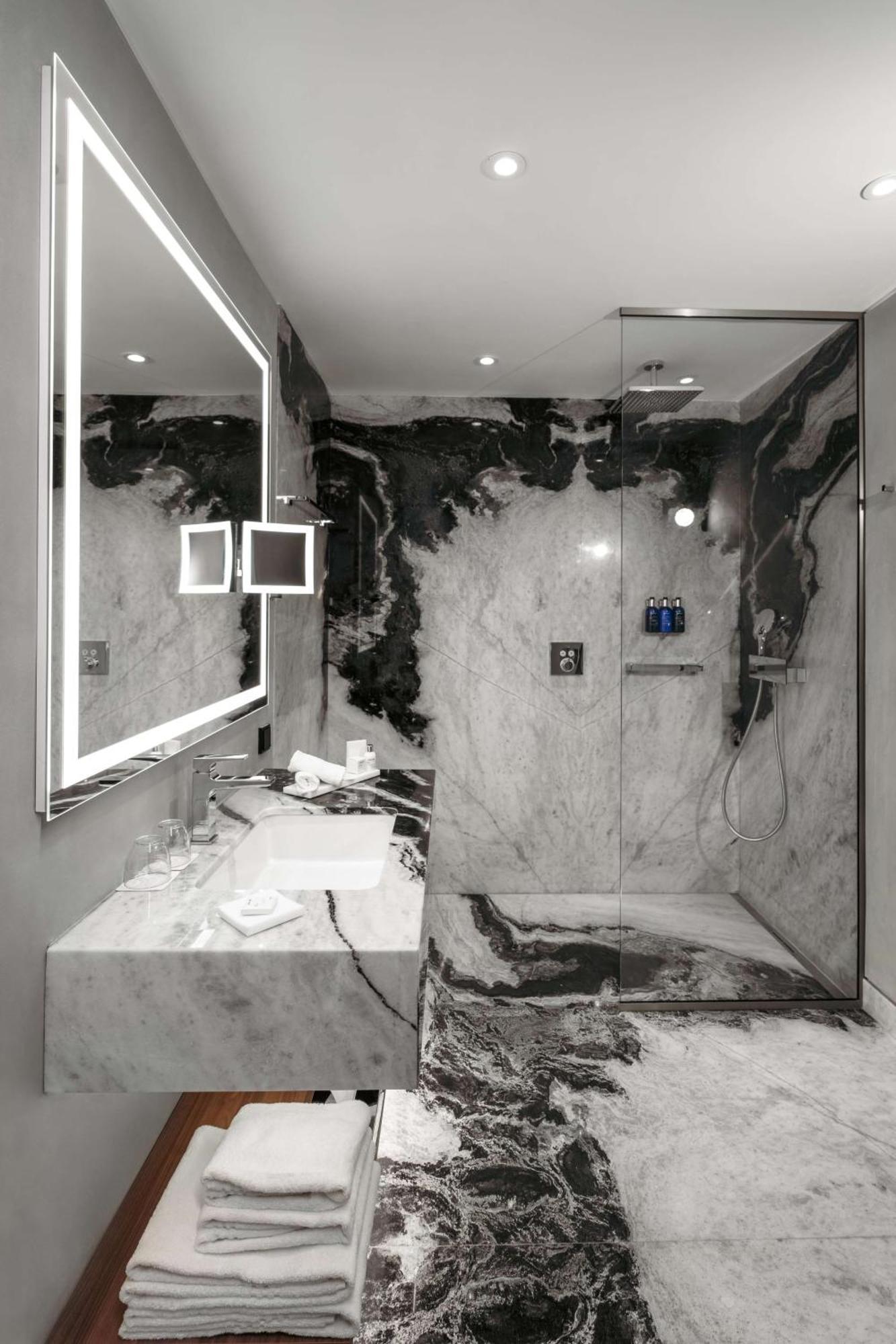 Radisson Blu Aurum Hotel, Braşov Exteriör bild A shower with a glass door