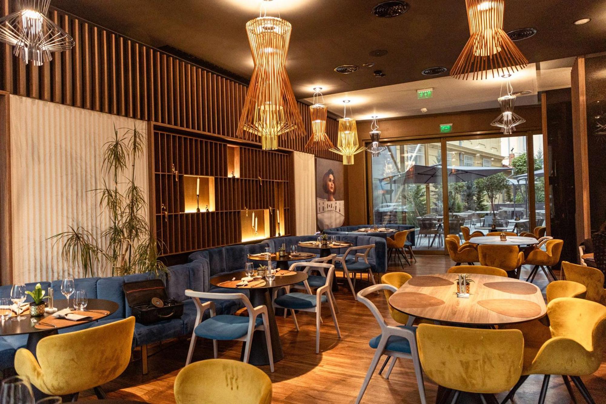 Radisson Blu Aurum Hotel, Braşov Exteriör bild Restaurant interior